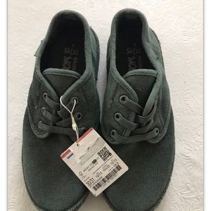 Zara Boys Lace Sneakers Shoes Boys Size 12/13 US Green